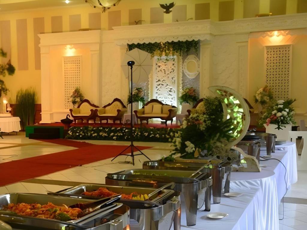 ออกัสตา ซูกาบูมิ โฮเต็ล Hotel ซูกาบูมี ภายนอก รูปภาพ