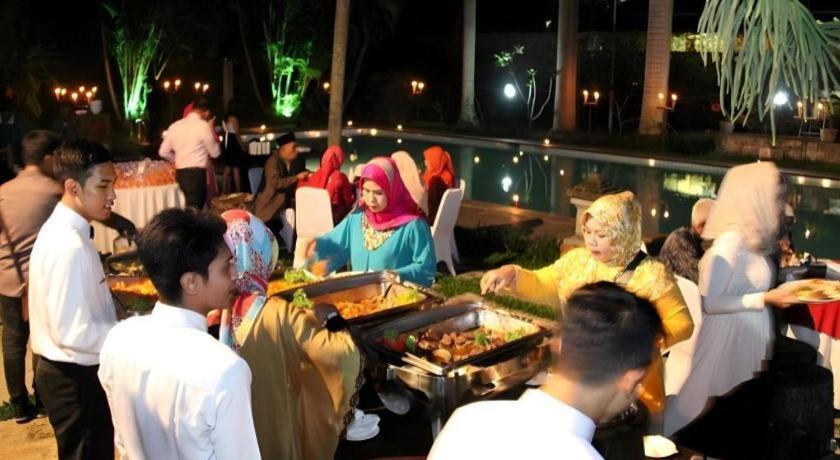 ออกัสตา ซูกาบูมิ โฮเต็ล Hotel ซูกาบูมี ภายนอก รูปภาพ
