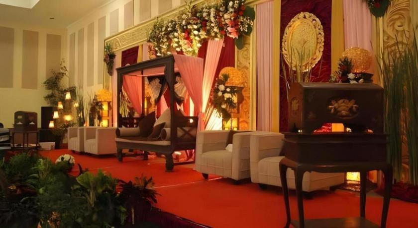 ออกัสตา ซูกาบูมิ โฮเต็ล Hotel ซูกาบูมี ภายนอก รูปภาพ