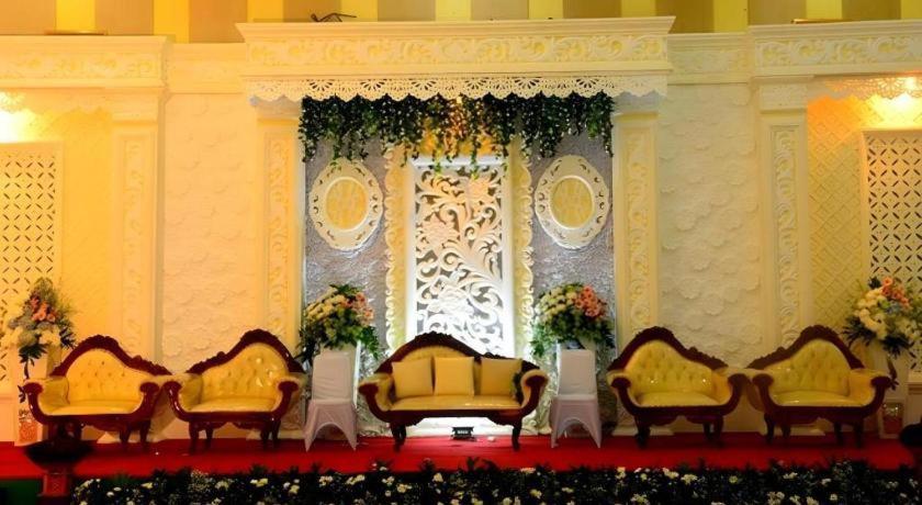 ออกัสตา ซูกาบูมิ โฮเต็ล Hotel ซูกาบูมี ภายนอก รูปภาพ
