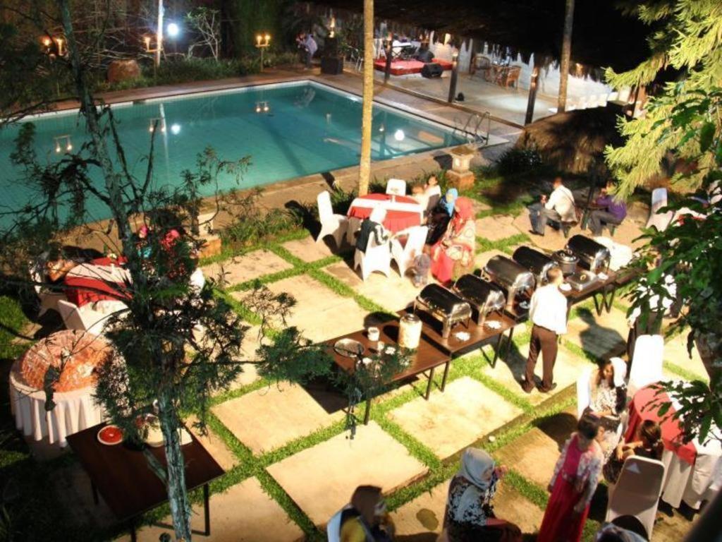 ออกัสตา ซูกาบูมิ โฮเต็ล Hotel ซูกาบูมี ภายนอก รูปภาพ