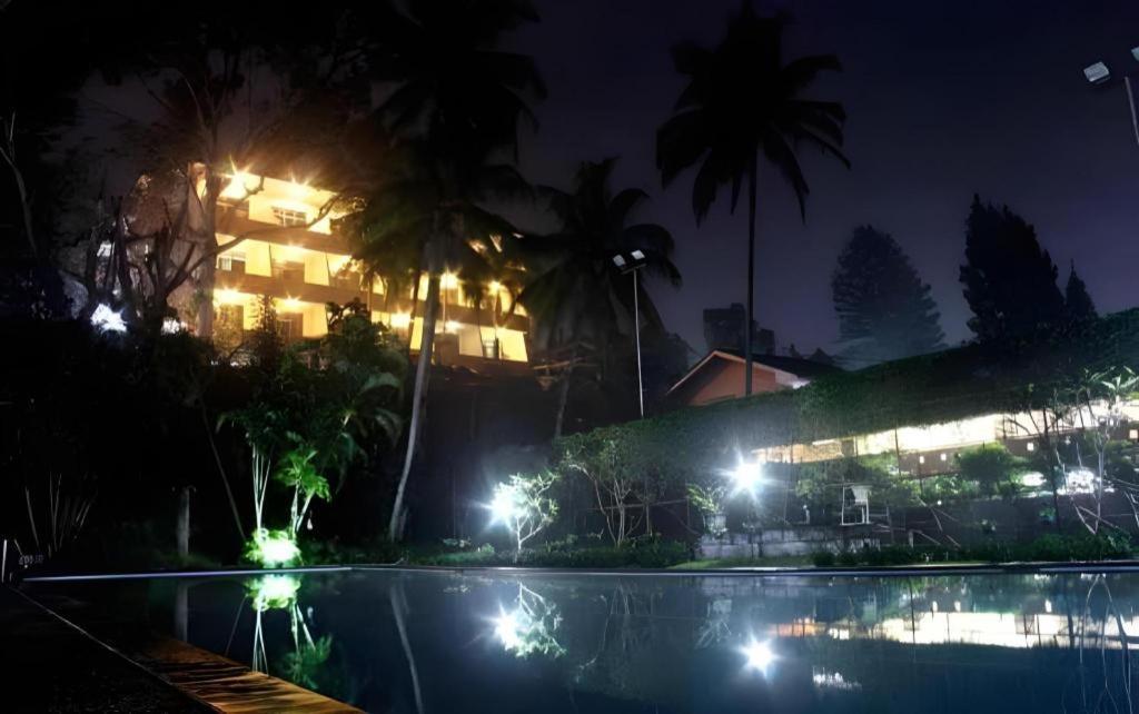 ออกัสตา ซูกาบูมิ โฮเต็ล Hotel ซูกาบูมี ภายนอก รูปภาพ