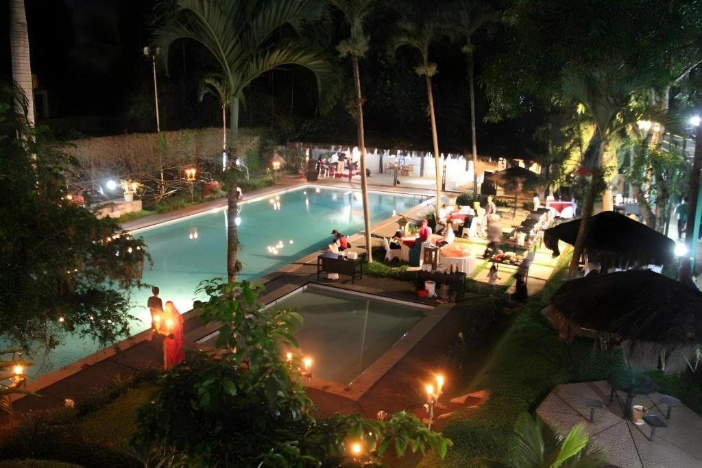 ออกัสตา ซูกาบูมิ โฮเต็ล Hotel ซูกาบูมี ภายนอก รูปภาพ