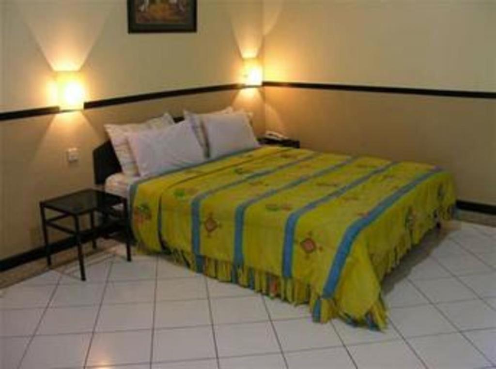 ออกัสตา ซูกาบูมิ โฮเต็ล Hotel ซูกาบูมี ภายนอก รูปภาพ