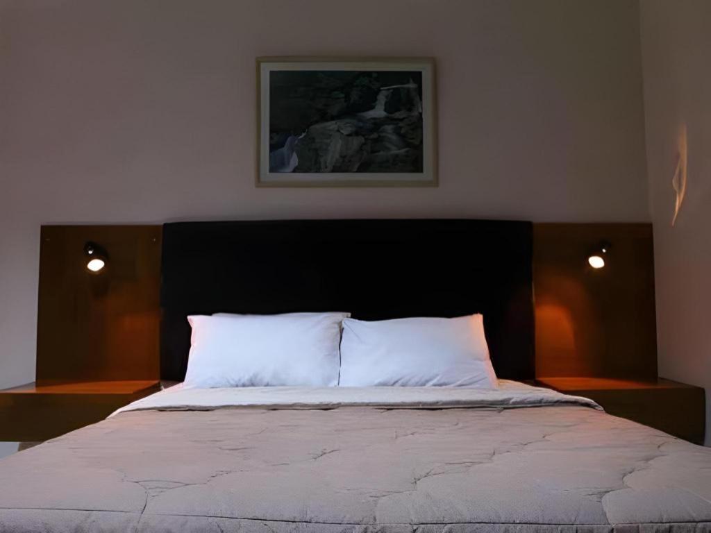 ออกัสตา ซูกาบูมิ โฮเต็ล Hotel ซูกาบูมี ภายนอก รูปภาพ