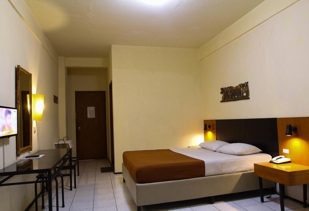 ออกัสตา ซูกาบูมิ โฮเต็ล Hotel ซูกาบูมี ภายนอก รูปภาพ